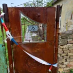 OVO JE DEČAK (13) KOJI JE SEKIROM NAPAO KOMŠIJE Fotografije sa mesta zločina: Majka u kući nađena sa kr*avom glavom, sin izboden trčao po pomoć OVO JE DEČAK (13) KOJI JE SEKIROM NAPAO KOMŠIJE Fotografije sa mesta zločina: Majka u kući nađena sa kr*avom glavom, sin izboden trčao po pomoć