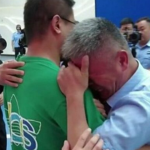 Pronašao otetog sina kog je tražio 24 GODINE: Reakcija kada ga je ugledao ne može da se opiše (VIDEO) Pronašao otetog sina kog je tražio 24 GODINE: Reakcija kada ga je ugledao ne može da se opiše (VIDEO)