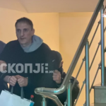 (VIDEO) Otac ubijene djevojčice Vanje doveden u sud: Sa kesom i lisicama na rukama, izbezumljenog pogleda uveden u zgradu (VIDEO) Otac ubijene djevojčice Vanje doveden u sud: Sa kesom i lisicama na rukama, izbezumljenog pogleda uveden u zgradu
