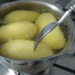 KUHARI OTKRILI TRIK – KROMPIR SE NIKAD NEĆE RASPADATI: Ovako se pravilno sprema kuhani krompir